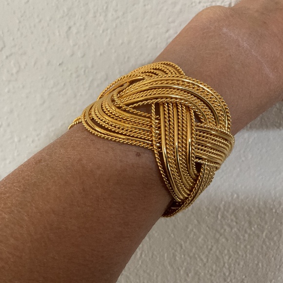 Satya 18k gold plated cuff bracelet - Picture 4 of 4